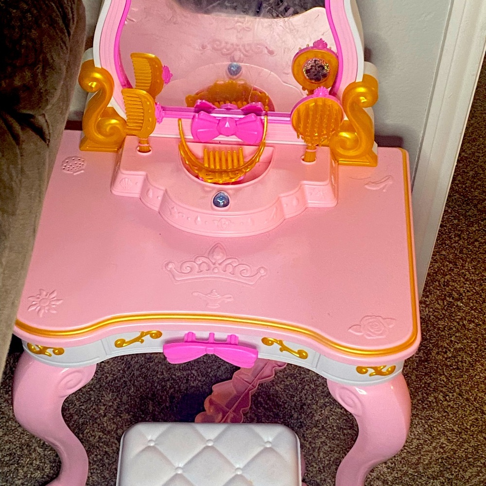 Barbie Vanity Set - Picture 4 of 4